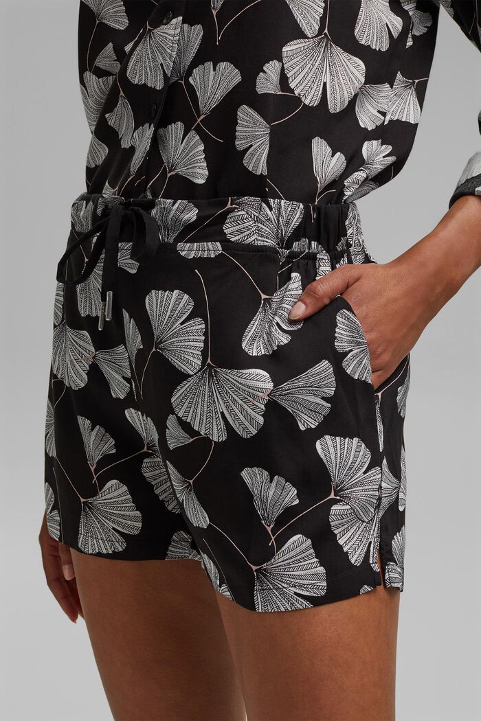 Pyjama-Shorts mit Ginko-Print, LENZING™ ECOVERO™, BLACK, detail image number 2