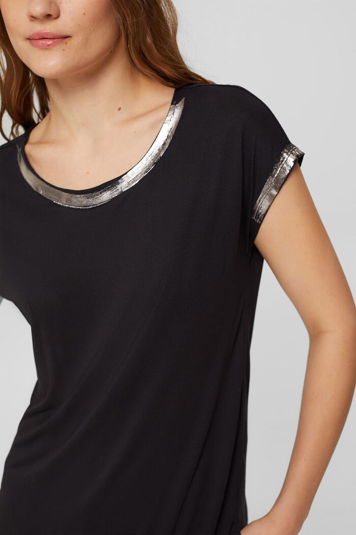 T-Shirt mit Metallic-Effekt, LENZING™ ECOVERO™, BLACK, detail image number 0