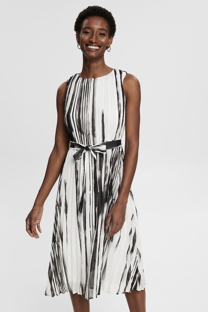 Recycelt: plissiertes Kleid mit Muster, BLACK, detail image number 0