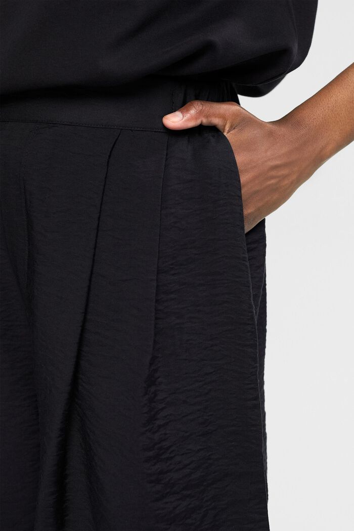 Fließende Bermuda-Shorts in Knitteroptik, BLACK, detail image number 0