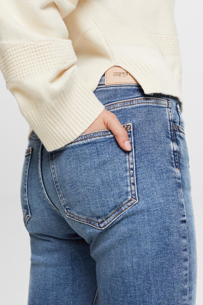 Recycelt: Gerade Jeans mit mittelhohem Bund, BLUE LIGHT WASHED, detail image number 4